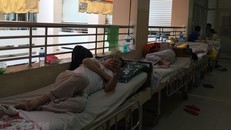 Nhiều bệnh nhân mắc sốt xuất huyết phải nằm hành lang tại Bệnh viện Bệnh Nhiệt đới Thành phố Hồ Chí Minh do thiếu phòng điều trị nội trú.