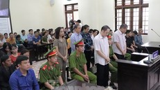 Các bị cáo và người liên quan tại tòa sáng 14/10.