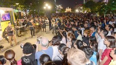 Người dân xem chương trình nghệ thuật đường phố tại phố đi bộ Nguyễn Huệ, quận 1, TPHCM.