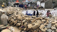 Người dân khẩn trương gia cố tạm kè bờ biển xã Nhơn Hải, thành phố Quy Nhơn, tỉnh Bình Định bị bão số 5 đánh sập gần 100m