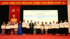 Thứ trưởng Bộ GD&ĐT Nguyễn Hữu Độ trao tặng Bằng khen của Bộ trưởng Bộ GD&ĐT cho 63 thầy giáo, cô giáo.