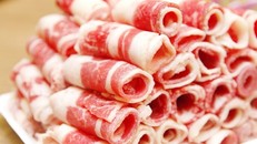 Bắt giữ và tiêu huỷ gần 1 tấn thịt bò không rõ nguồn gốc 