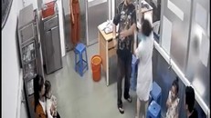 Nữ điều dưỡng bị người đàn ông đánh mạnh vào mặt.