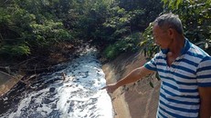 Người dân phản ánh khu vực suối Giao Kèo nước có màu đen và bốc mùi khó chịu. Ảnh: T.KHÁNH