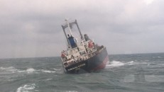 Hình ảnh tàu chìm dần sau khi gặp sự cố