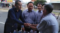 Ông Khuất Việt Hùng (đứng giữa) cùng ông Phạm Đại Dương- Chủ tịch UBND tỉnh Phú Yên cùng đại diện các ngành và địa phương chia buồn cùng gia đình nạn nhân Nguyễn Thị Bảo Linh.