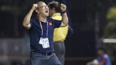 HLV Park Hang-seo phấn khích khi tiếng còi tan trận vang lên, phía sau ông, đồng nghiệp Nishino lặng lẽ cúi đầu bước về khu kỹ thuật Thái La