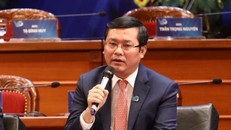 Thứ trưởng Bộ GD&ĐT Nguyễn Văn Phúc giải đáp câu hỏi của các đại biểu.