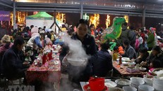 Món phở làm từ bánh phở do người dân bản địa chế biến làm thủ công thu hút nhiều du khách thưởng thức tại chợ đêm Sang Thàng.