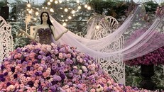 Gam màu chủ đạo của hoa kết trên thân váy là hồng và tím nhạt.