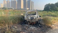 Chiếc xe bị đốt trụi.