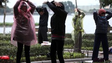 BS khuyến cáo người dân không nên đi tập thể dục quá sớm vào những ngày trời lạnh, đặc biệt là người già, người có bệnh mãn tính