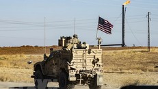 Xe quân sự của Mỹ tuần tra tại khu vực có nhiều mỏ dầu ở tỉnh Hasakeh, Đông Bắc Syria ngày 6/11/2019. (Nguồn: AFP/TTXVN)