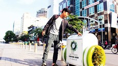 Thùng rác thông minh, thân thiện với môi trường được lắp đặt tại phố đi bộ Nguyễn Huệ (quận 1).
