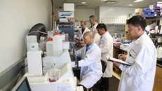 Các chuyên viên nghiên cứu đang làm việc tại Công ty Công nghệ sinh học Achaogen (Mỹ) Ảnh: GENENGNEWS.COM