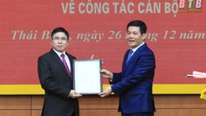 Bí thư Tỉnh ủy, Chủ tịch HĐND tỉnh Thái Bình Nguyễn Hồng Diên trao quyết định và chúc mừng đồng chí Phạm Văn Tuân.