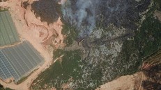 Bãi rác Cam Ly nhìn từ trên cao, khói bao trùm cả vùng rộng lớn. Ảnh: Đặng Tuấn/TTXVN