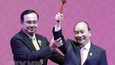 Thủ tướng Nguyễn Xuân Phúc nhận búa Chủ tịch ASEAN từ Thủ tướng Thái Lan Prayuth Chan-o-cha. 