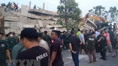 Lực lượng cứu hộ tìm kiếm nạn nhân dưới đống đổ nát của công trình đang thi công bị đổ sập ngày 3/1/2020