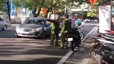 Chiến sỹ công an bị yêu cầu dừng xe khi đi ngược chiều