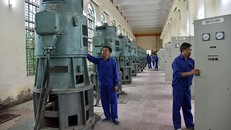 Công nhân Trạm bơm Vân Đình (Hà Nội) kiểm tra thiết bị, sẵn sàng tiếp nguồn nước các hồ thủy điện xả phục vụ sản xuất vụ xuân.