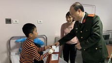 Thượng tá Ngô Xuân Hải trao quà cho các em nhỏ đang điều trị tại Bệnh viện Nhi Trung ương 