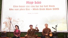 Các nghệ sĩ xẩm trẻ của Ninh Bình trình diễn tại buổi họp báo Liên hoan các CLB xẩm phía bắc.