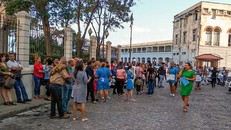 Người dân sơ tán khỏi các tòa nhà sau khi xảy ra động đất. (Nguồn: Getty Images)