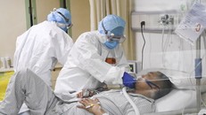 Nhân viên y tế chăm sóc bệnh nhân viêm đường hô hấp cấp do chủng virus corona mới tại bệnh viện ở Trùng Khánh, Trung Quốc, ngày 1/2/2020. (Nguồn: THX/TTXVN)