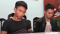 Đinh Văn Giáp (trái) và Đinh Văn Trường tại cơ quan công an.