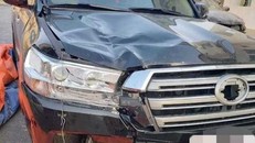 Chiếc xe ô tô Land Cruise được cho là gây tai nạn rồi bỏ trốn.