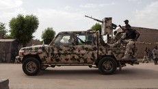 Binh sỹ tuần tra tại thị trấn Banki, đông bắc Nigeria. (Ảnh: AFP/TTXVN)