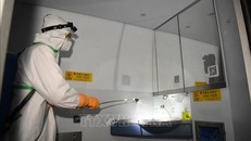 Lực lượng chức năng tiến hành khử trùng các thiết bị trên một tàu cao tốc ở thành phố Trùng Khánh, miền Tây Nam Trung Quốc ngày 2/2/2020.