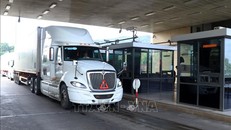 Các xe hàng nông sản làm thủ tục xuất khẩu sang Trung Quốc. Ảnh: Quốc Khánh/TTXVN