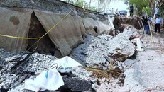 Một đoạn trên tuyến lộ Tắc Thủ - Vàm Đá Bạc bị sụp lún, hư hỏng.