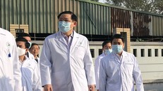 Bí thư Thành uỷ Hà Nội Vương Đình Huệ thăm và kiểm tra khu điều trị Covid-19 tại Bệnh viện Đa khoa Đức Giang (Ảnh: Dân trí)