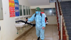 Phun thuốc khử khuẩn, giữ vệ sinh môi trường sạch sẽ để phòng dịch bệnh. (Ảnh minh hoạ).