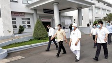 Ông Nguyễn Tiến Hải, Chủ tịch UBND tỉnh Cà Mau Hải (áo vàng ở giữa) kiểm tra tình hình phòng chống dịch Covid-2019.