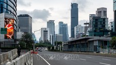 Cảnh vắng vẻ tại một con phố ở Jakarta, Indonesia khi người dân hạn chế ra ngoài do dịch COVID-19, ngày 18/3/2020. Ảnh: AFP/TTXVN