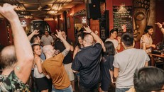 Phẫn nộ với quán bar lấy ảnh Đức Phật để làm hoạ tiết trang trí