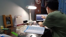 Học sinh lớp 12 chịu áp lực lớn trước kỳ thi THPT Quốc gia năm nay trong bối cảnh nghỉ học kéo dài 