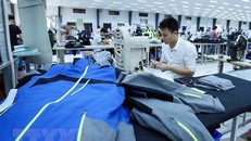 Công nhân sản xuất hàng may mặc tại Công ty Trách nhiệm hữu hạn Kydo (Khu công nghiệp phố nối A, Hưng Yên). (Ảnh: Phạm Kiên/TTXVN).