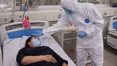 Thứ trưởng Bộ Y tế Nguyễn Trường Sơn thăm bệnh nhân số 86 - điều dưỡng của Bệnh viện Bạch Mai. 