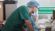 Các y bác sĩ BV Bệnh nhiệt đới Trung ương căng mình chống dịch.