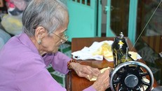 Mẹ Ngô Thị Quýt dù tuổi cao những vẫn đêm may khẩu trang từ thiện.
