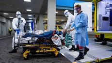 Nhân viên y tế chuyển bệnh nhân nhiễm COVID-19 lên xe cứu thương tới bệnh viện ở Ulm, tây nam nước Đức, ngày 29/3. Ảnh: AFP/TTXVN