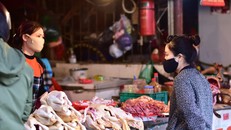 Người dân mua thực phẩm tại một chợ dân sinh Hà Nội.