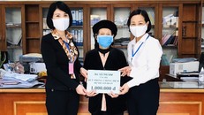 Cụ Vũ Thị Sim, 103 tuổi, trao số tiền ủng hộ phòng, chống dịch bệnh Covid-19 cho chính quyền địa phương. Ảnh: Cổng TTĐT tỉnh Quảng Ninh.