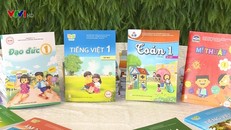 Phụ huynh sẽ hiểu vì sao năm học nào các trường cũng vận động học sinh mua sách giáo khoa,đồ dùng học tập mới. (Ảnh minh hoạ).