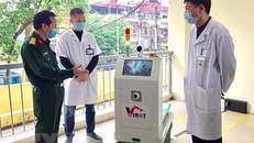 Đại diện Học viện kỹ thuật quân sự giới thiệu robot với các bác sỹ bệnh viện Bắc Thăng Long. (Ảnh: TTXVN phát)